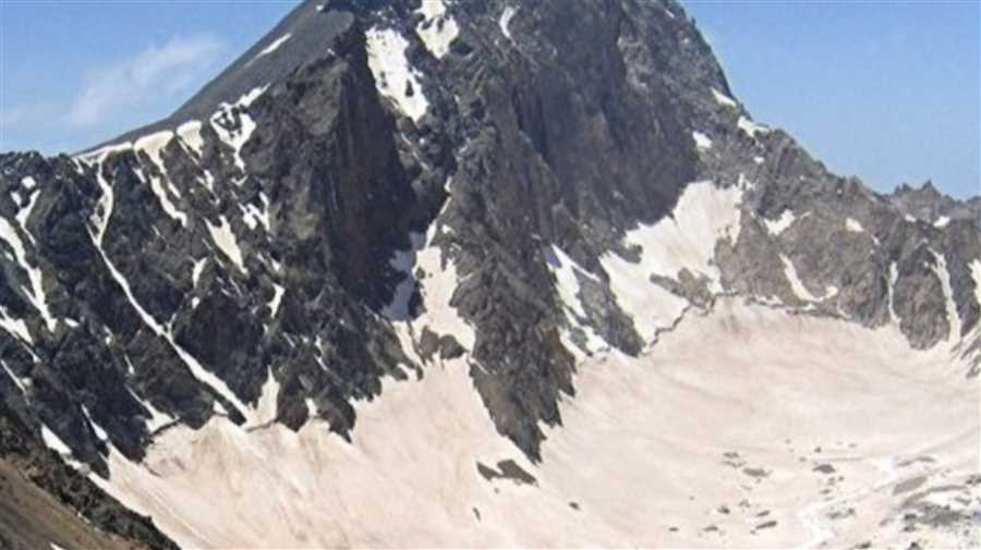 علم کوه در تابستان سفیدپوش شد