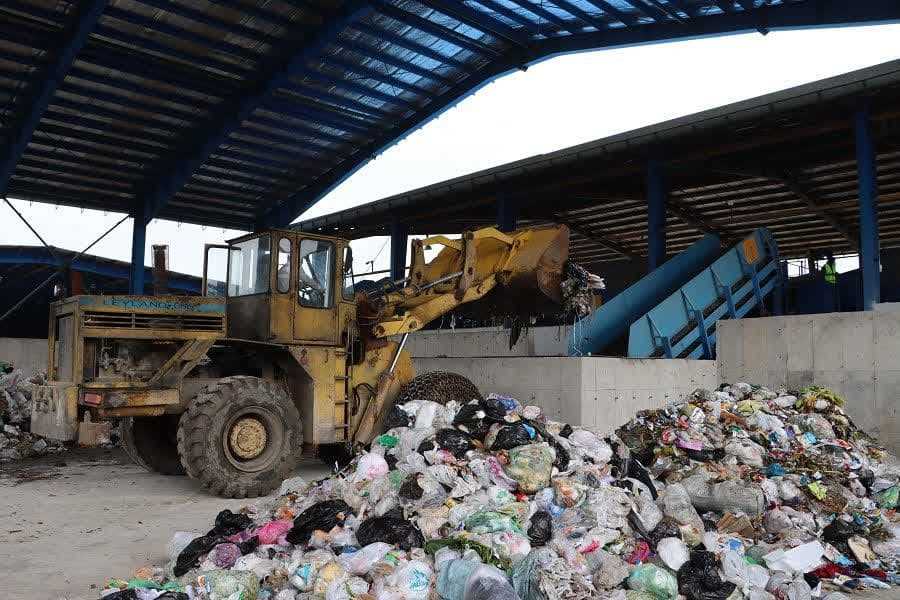 بازدید معاون امور شهرداری ها و دهیاری‌های کشور از خط پردازش زباله قائمشهر